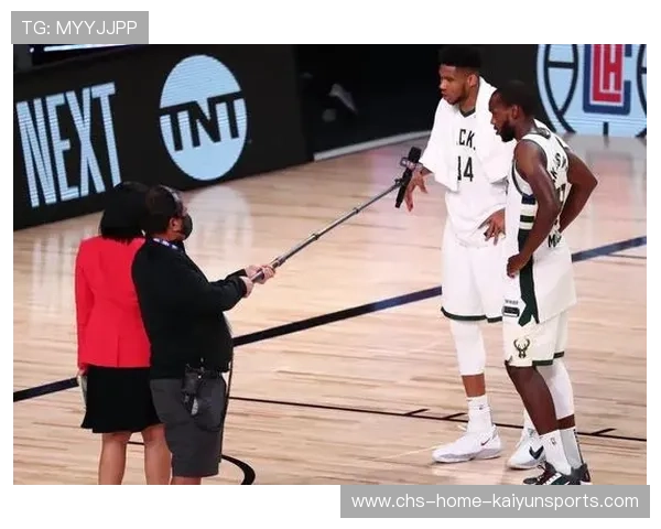 字母哥赛后送球衣给病童，照片温暖全球